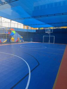 Quadra poliesportiva da Escola Place com piso anti-impacto