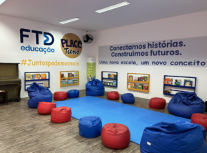 Sala Multiuso FTD com biblioteca paradidática